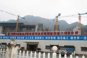 湖南沪昆客运专线使用我公司多台塔吊同时施工